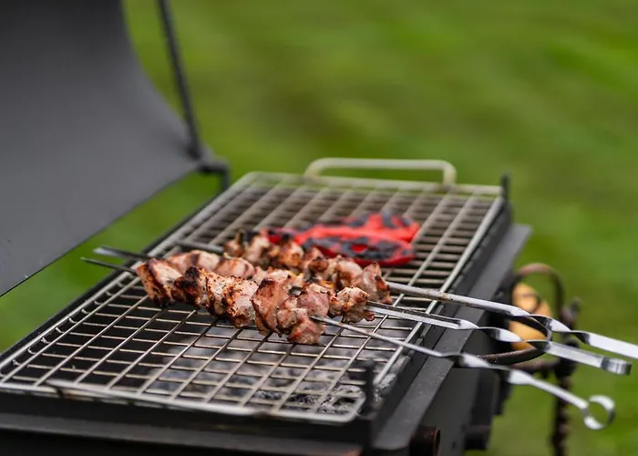 Family Garden With Free Private Parking & Playground *