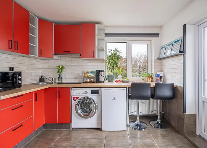 Family Garden With Free Private Parking & Playground *