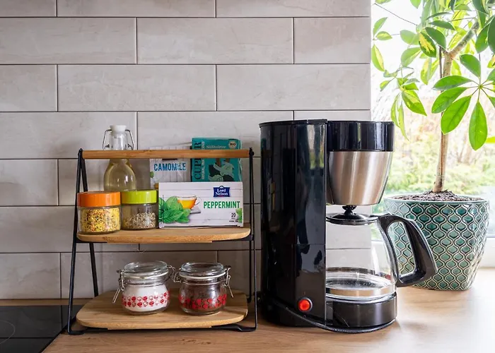 Family Garden With Free Private Parking & Playground アパート